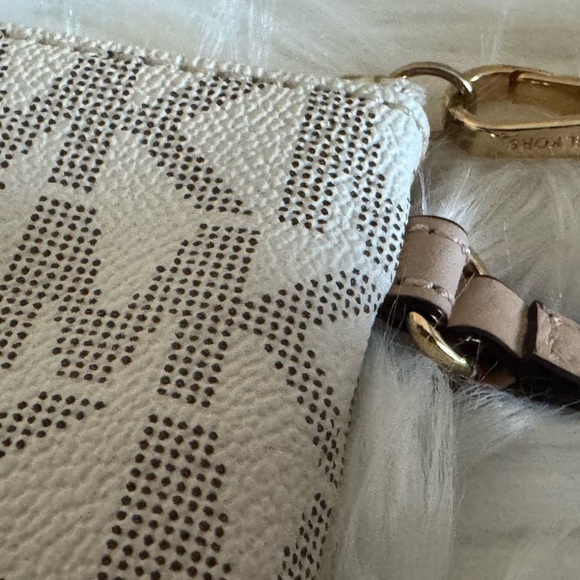 Michael Kors cream and tan coin Wristlet - Picture 5 of 6
